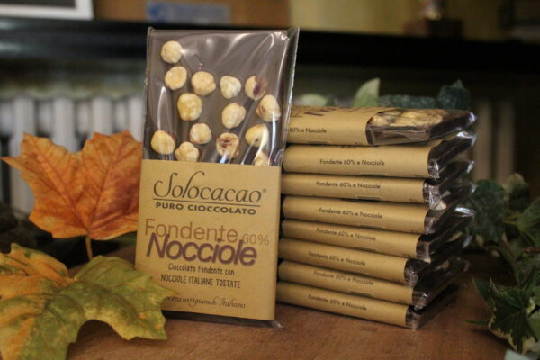 TAVOLETTA DI CIOCCOLATO FONDENTE CON NOCCIOLE