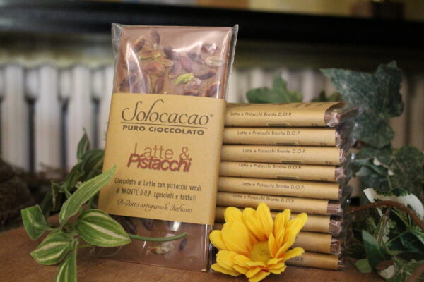 TAVOLETTA DI CIOCCOLATO AL LATTE CON PISTACCHI